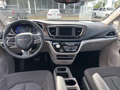 Used 2023 Chrysler Voyager LX FWD image 9