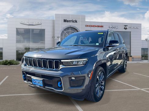 Used 2024 Jeep Grand Cherokee Overland w/ Luxury Tech Group IV AWD/4WD image 4