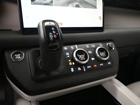 Certified 2025 Land Rover Defender 130 X-Dynamic SE AWD/4WD image 32