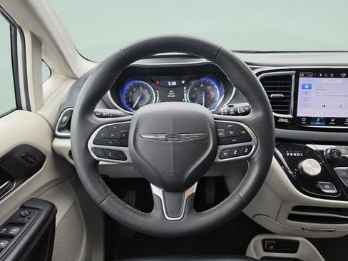 Used 2023 Chrysler Pacifica Touring-L FWD image 24