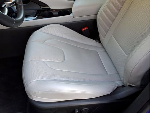 Used 2025 Hyundai Elantra Limited FWD image 18