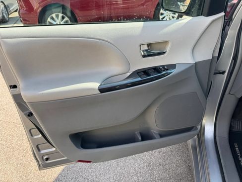 Used 2013 Toyota Sienna SE FWD image 14
