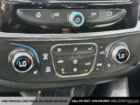 Used 2021 Chevrolet Traverse LT FWD image 15