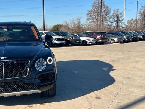 Used 2019 Bentley Bentayga image 3