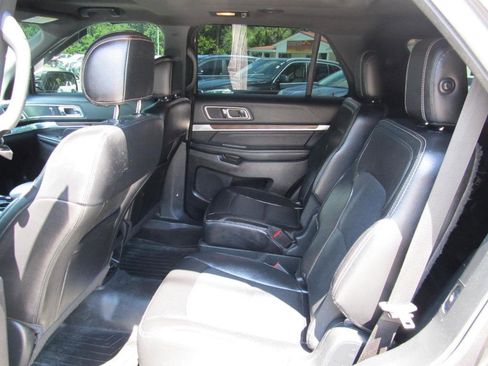 Used 2017 Ford Explorer Limited image 25