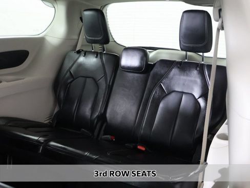 Used 2023 Chrysler Pacifica Touring-L FWD image 7