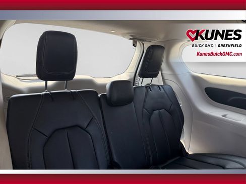 Used 2023 Chrysler Pacifica Touring-L FWD image 13