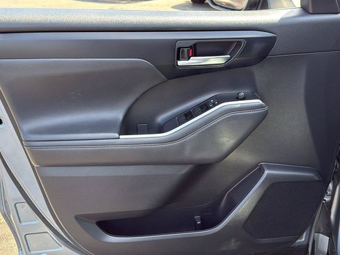 Used 2022 Toyota Highlander XLE FWD image 7
