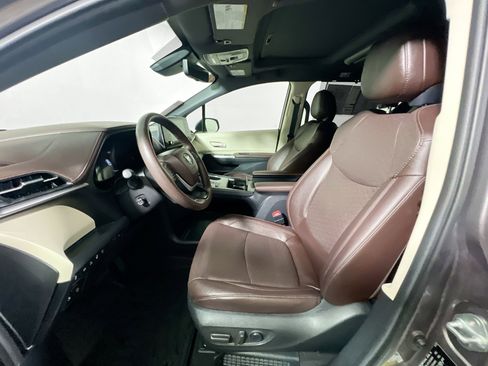 Used 2022 Toyota Sienna Platinum image 14
