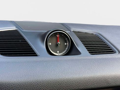 Used 2022 Porsche Cayenne w/ Premium Package image 47