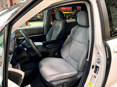 Used 2024 Toyota Sienna LE image 10