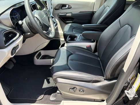 Used 2024 Chrysler Pacifica Touring-L FWD image 9