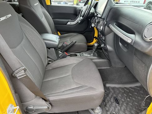 Used 2015 Jeep Wrangler Unlimited Rubicon w/ Connectivity Group AWD/4WD image 14