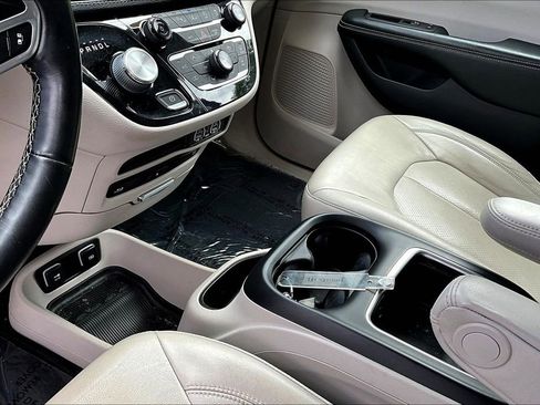 Used 2021 Chrysler Pacifica Touring-L w/ Uconnect Theater Family Group AWD/4WD image 15