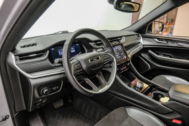 Used 2021 Jeep Grand Cherokee L Laredo RWD image 3