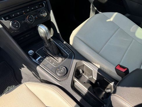 Used 2021 Volkswagen Tiguan SE image 18