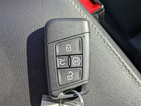 Used 2022 Volkswagen Tiguan SE R-Line image 35