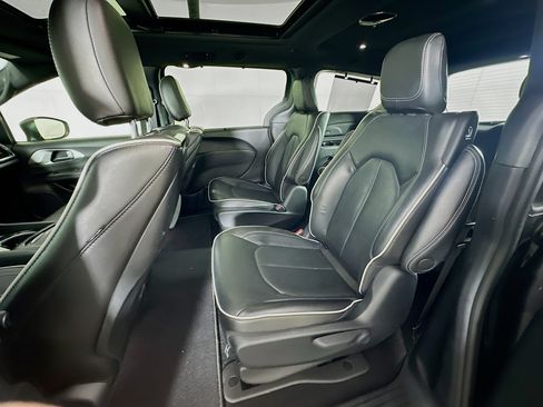 Used 2022 Chrysler Pacifica Limited w/ Uconnect Theater Family Group FWD image 28