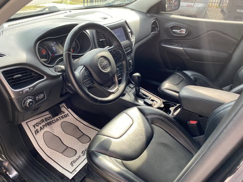 Used 2019 Jeep Cherokee Latitude Plus w/ Cold Weather Group AWD/4WD image 3