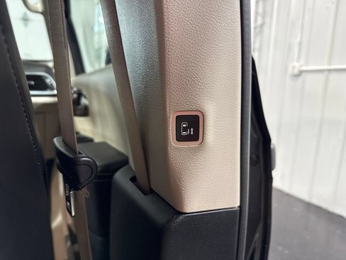 Used 2023 Chrysler Pacifica Limited FWD image 16