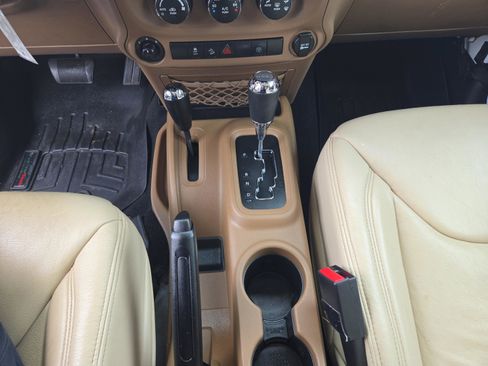 Used 2017 Jeep Wrangler Unlimited Sahara w/ Connectivity Group image 14