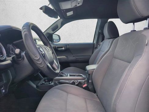 Used 2017 Toyota Tacoma TRD Sport w/ Tow Package (A/T) image 13