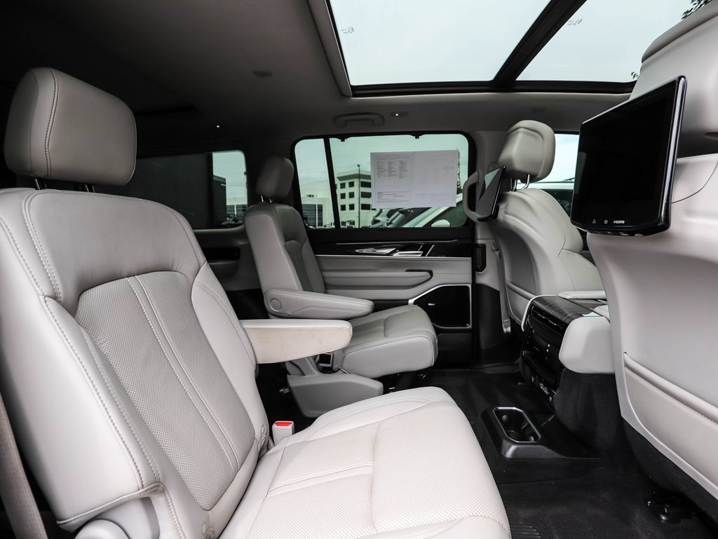 Used 2022 Jeep Wagoneer Series III w/ Premium Group I AWD/4WD image 28