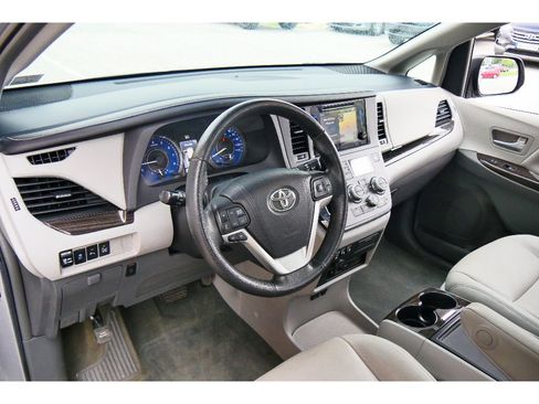 Used 2015 Toyota Sienna XLE Premium FWD image 12