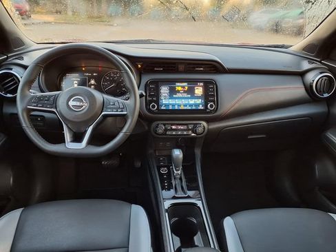 Used 2023 Nissan Kicks SR w/ SR Premium Package FWD image 5