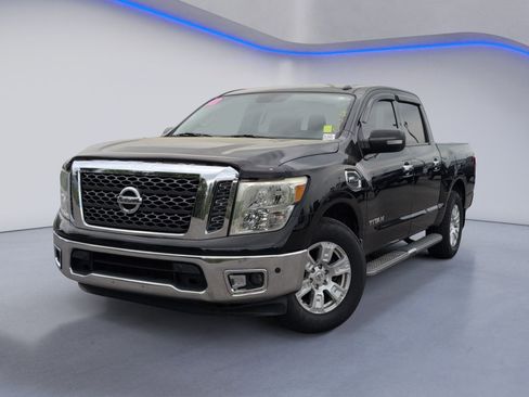Used 2017 Nissan Titan SV image 2