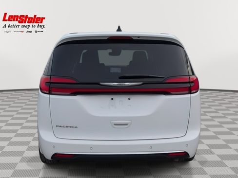 Used 2023 Chrysler Pacifica Touring-L image 4