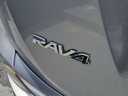 Used 2018 Toyota RAV4 LE FWD image 8