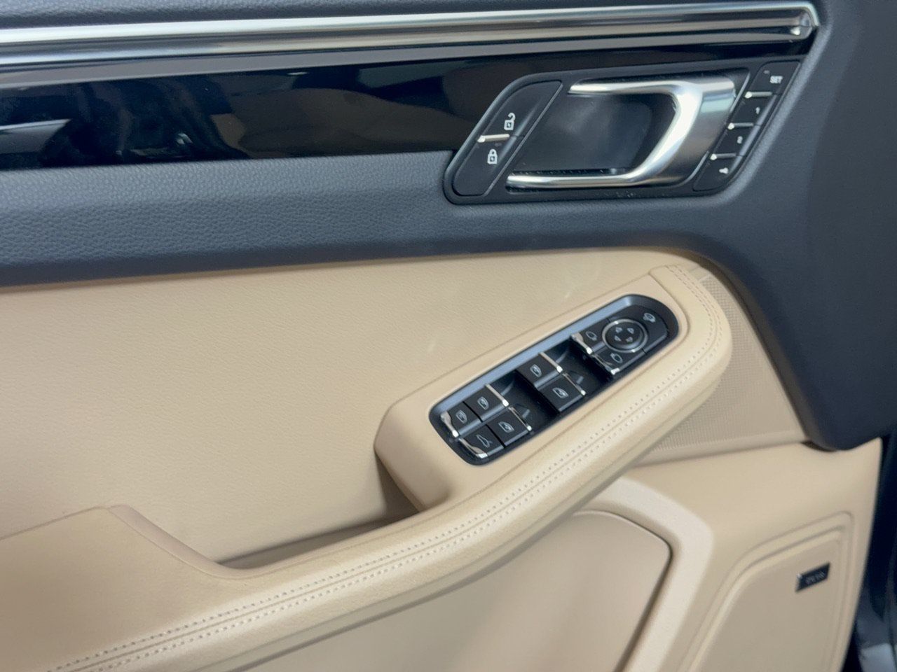 Used 2026 Porsche Macan AWD/4WD image 16