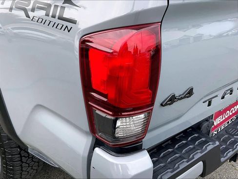 Used 2021 Toyota Tacoma SR5 w/ Trail Edition image 30