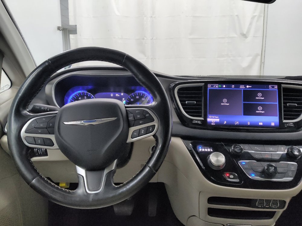 Used 2021 Chrysler Pacifica Touring-L FWD image 22