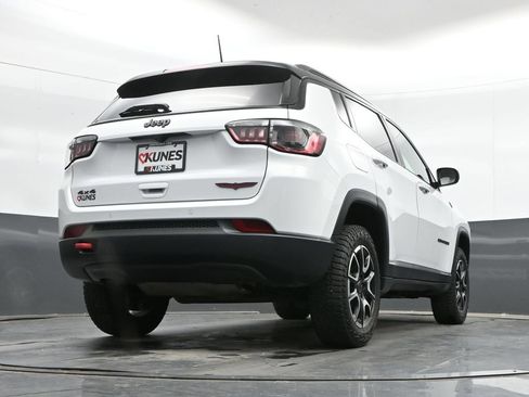Used 2025 Jeep Compass Trailhawk AWD/4WD image 38