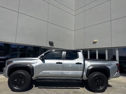Used 2025 Toyota Tacoma TRD Off-Road image 4