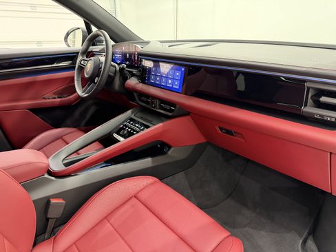 Certified 2025 Porsche Macan 4S Electric AWD/4WD image 24