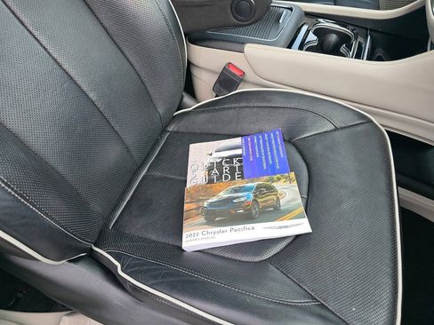 Used 2022 Chrysler Pacifica Limited FWD image 30