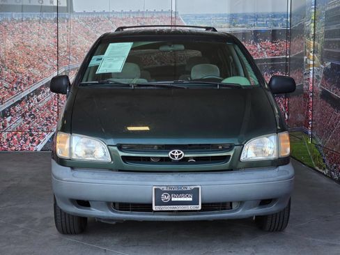 Used 2000 Toyota Sienna LE FWD image 3