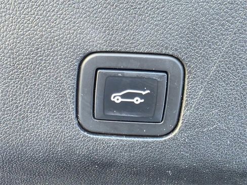 Used 2023 GMC Yukon XL SLT image 13