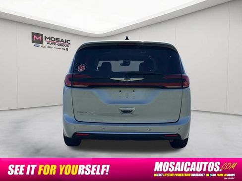Used 2024 Chrysler Pacifica Touring-L FWD image 6