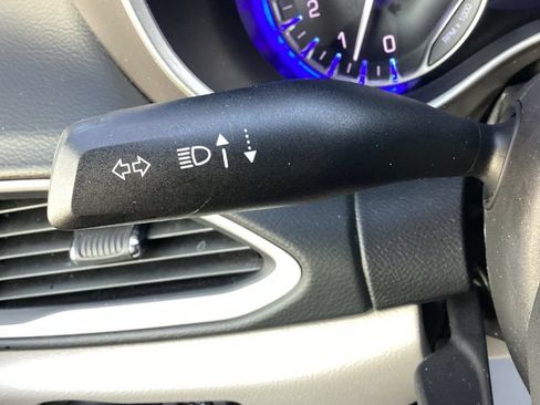 Used 2023 Chrysler Pacifica Touring-L FWD image 27