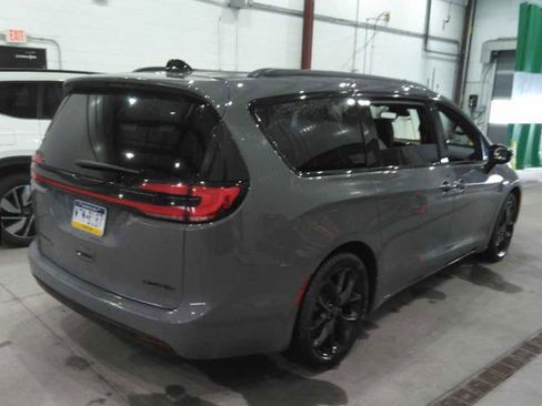 Used 2025 Chrysler Pacifica Limited image 3
