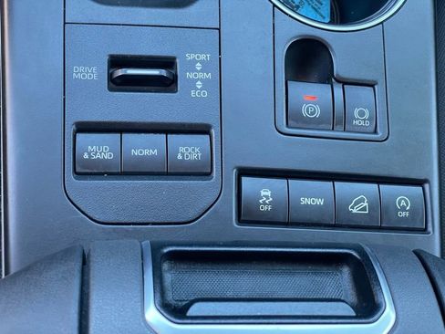 Used 2021 Toyota Highlander LE image 23