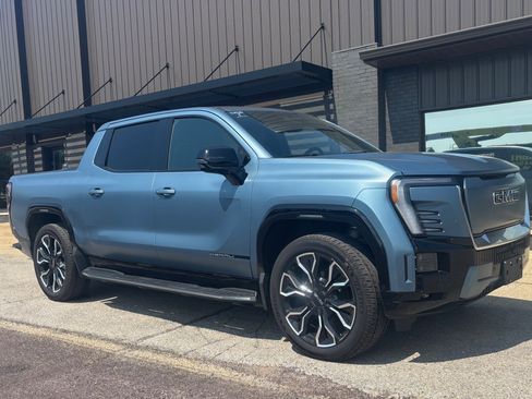Used 2025 GMC Sierra EV Denali AWD/4WD image 3