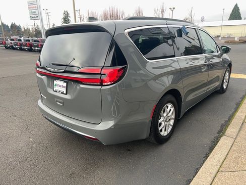 Used 2022 Chrysler Pacifica Touring-L image 14