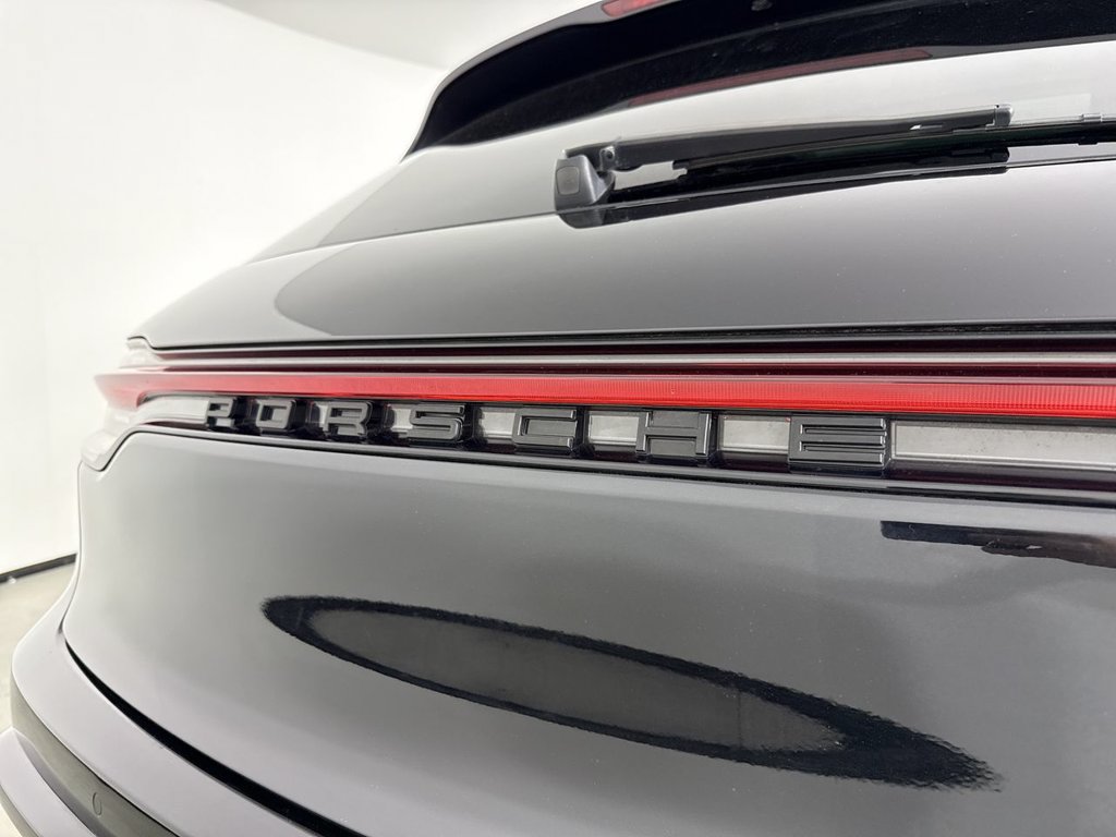 Certified 2023 Porsche Macan AWD/4WD image 18