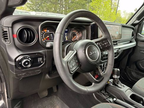 Used 2025 Jeep Wrangler Unlimited Rubicon w/ XTREMEE 35" Tire Package AWD/4WD image 10