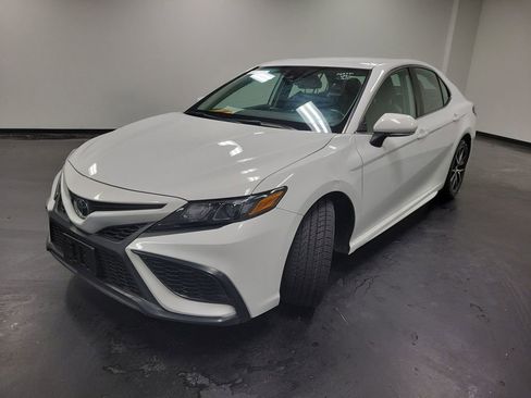 Used 2023 Toyota Camry SE FWD image 4